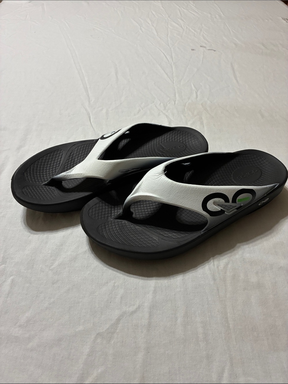 Men’s OOFOs OOriginal Sport Recovery Flip Flop Sandals (Black/White)